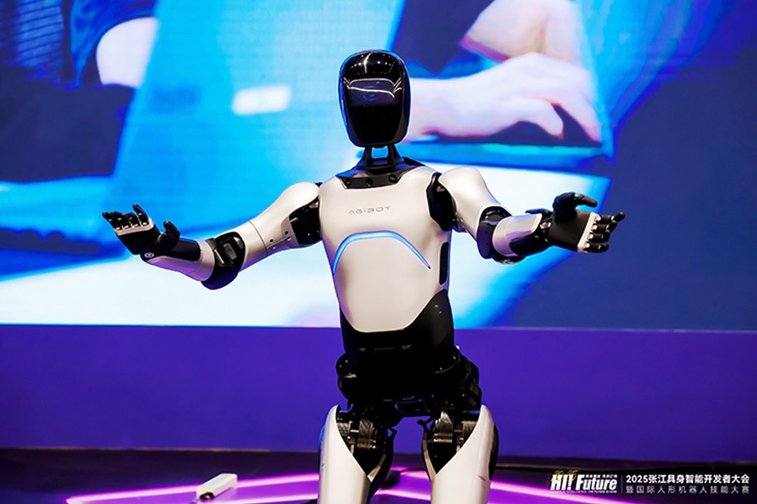 BB贝博艾弗森远征A2成全球首个同时拥有中美欧认证的人形机器...